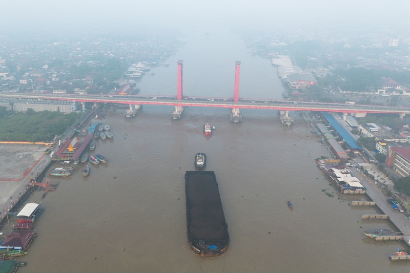 Kabut asap akibat kebakaran hutan di Palembang, Provinsi Sumatera Selatan, Selasa (11/8/2026). (REUTERS/Abriansyah Liberto)
