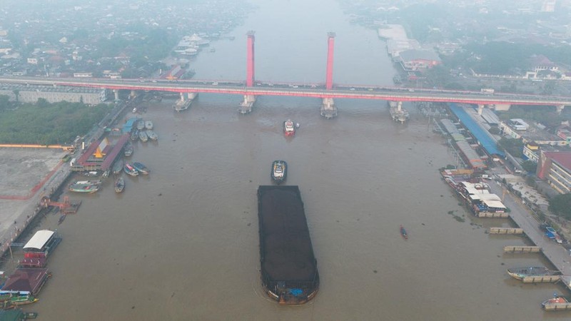 Kabut asap akibat kebakaran hutan di Palembang, Provinsi Sumatera Selatan, Selasa (11/8/2026). (REUTERS/Abriansyah Liberto)