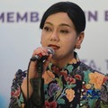 Ketua Dewan Komisioner Otoritas Jasa Keuangan (OJK), Friderica Widyasari Dewi saat doorstop usai acara UMKM Finance Summit 2026 dengan tema "Penguatan Akses Pembiayaan dan Ekosistem UMKM di Birawa Assembly Hall, Hotel Bidakara Jakarta, Selasa (11/8/2