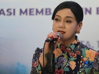 Ketua Dewan Komisioner Otoritas Jasa Keuangan (OJK), Friderica Widyasari Dewi saat doorstop usai acara UMKM Finance Summit 2026 dengan tema "Penguatan Akses Pembiayaan dan Ekosistem UMKM di Birawa Assembly Hall, Hotel Bidakara Jakarta, Selasa (11/8/2