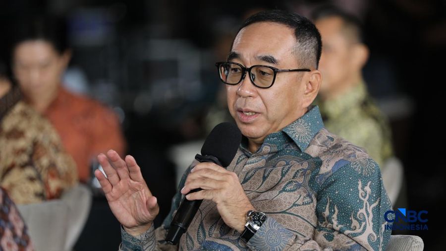 Ketua Umum Asosiasi Perusahaan Pembiayaan Indonesia (APPI), Suwandi Wiratno saat menyampaikan pemaparan dalam Multifinance CEO Gathering 2026 di Jakarta, Selasa (11/8/2026). (CNBC Indonesia/Tri Susilo)
