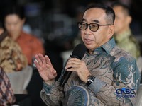 Ketua Umum Asosiasi Perusahaan Pembiayaan Indonesia (APPI), Suwandi Wiratno saat menyampaikan pemaparan dalam Multifinance CEO Gathering 2026 di Jakarta, Selasa (11/8/2026). (CNBC Indonesia/Tri Susilo)