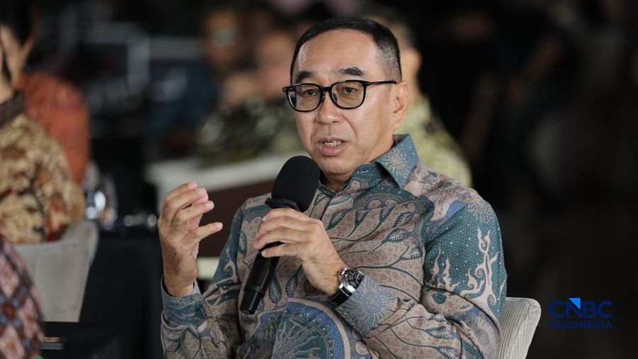 Ketua Umum Asosiasi Perusahaan Pembiayaan Indonesia (APPI), Suwandi Wiratno saat menyampaikan pemaparan dalam Multifinance CEO Gathering 2026 di Jakarta, Selasa (11/8/2026). (CNBC Indonesia/Tri Susilo)