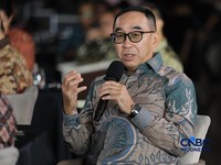 Ketua Umum Asosiasi Perusahaan Pembiayaan Indonesia (APPI), Suwandi Wiratno saat menyampaikan pemaparan dalam Multifinance CEO Gathering 2026 di Jakarta, Selasa (11/8/2026). (CNBC Indonesia/Tri Susilo)