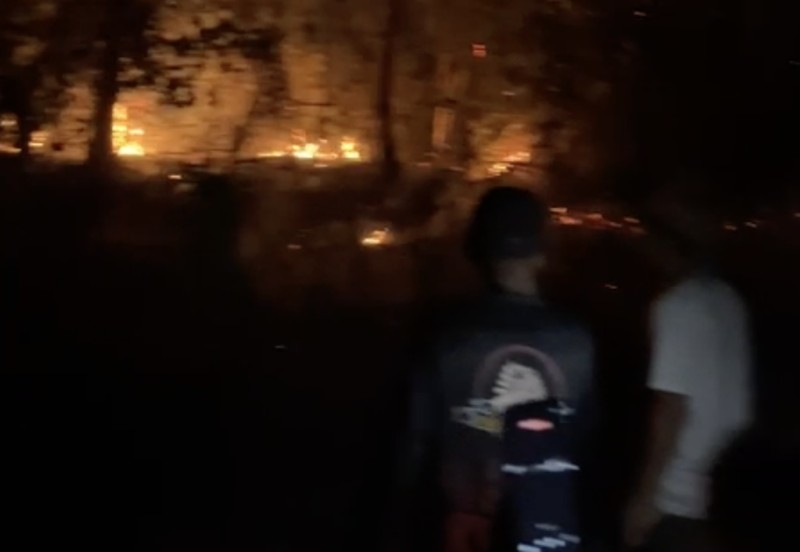 Petugas berupaya memadamkan api yang membakar Bukit Pindul, Dukuh Girisono RT 03 RW 05, Desa Gunung Gajah, Kecamatan Bayat, Kabupaten Klaten, Provinsi Jawa Tengah pada Senin (10/8). (Dok. BPBD Kab. Klaten)