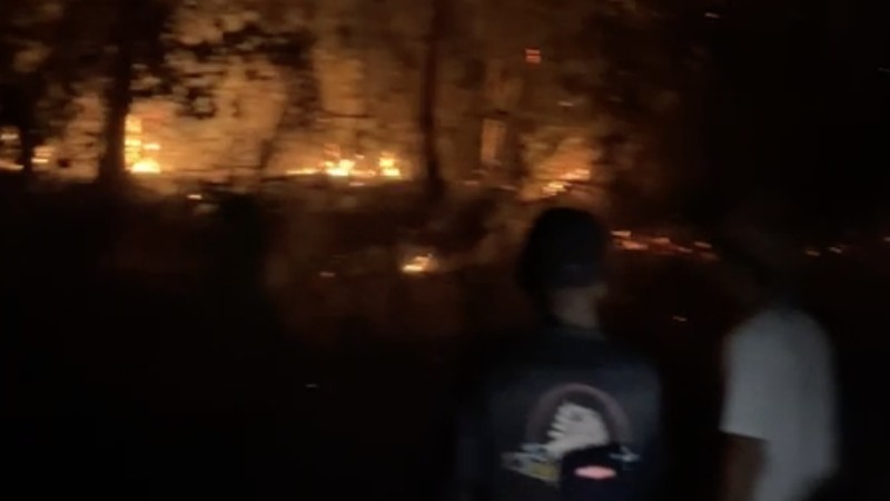 Kondisi kebakaran yang terjadi di sebuah area lahan hutan di Gunung Malanu, Kelurahan Malanu, Distrik Sorong Utara, dan Kelurahan Rufei, Distrik Sorong Barat, Kabupaten Sorong, Provinsi Papua Barat Daya, pada Sabtu (8/8) pukul 22.13 WIT. (Dok. BPBD Kabupaten Sorong)