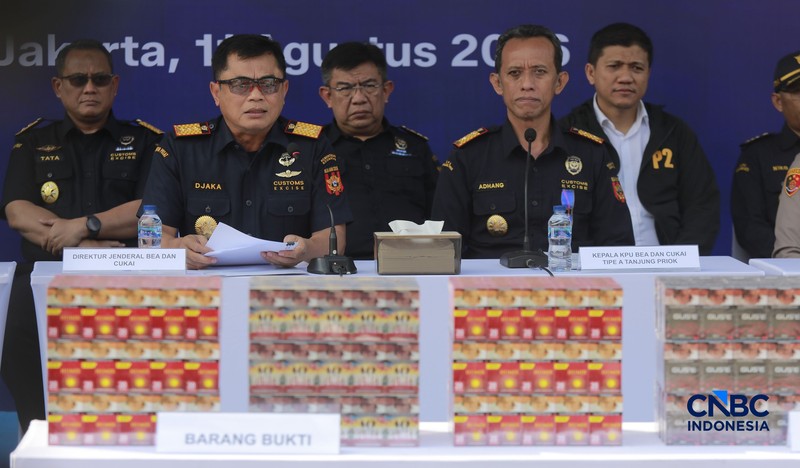 Konferensi Pers Penindakan Rokok Ilegal KPU Bea dan Cukai Tipe A Tanjung Priok di TPS Multi Terminal Indonesia (CDC Banda), Jakarta Utara, Selasa, (11/8/2026). (CNBC Indonesia/Muhammad Sabki)