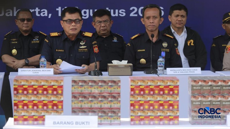 Konferensi Pers Penindakan Rokok Ilegal KPU Bea dan Cukai Tipe A Tanjung Priok di TPS Multi Terminal Indonesia (CDC Banda), Jakarta Utara, Selasa, (11/8/2026).