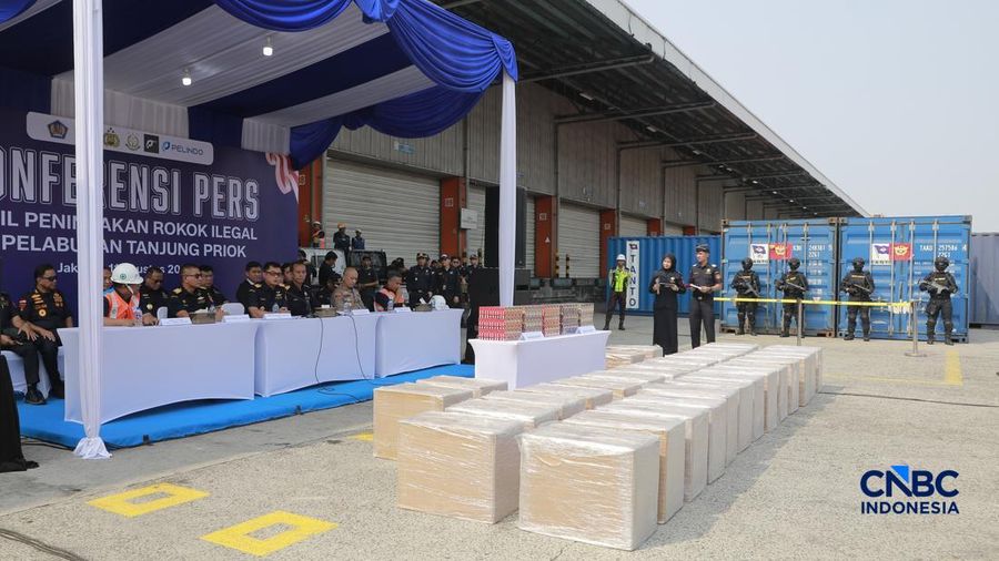 Konferensi Pers Penindakan Rokok Ilegal KPU Bea dan Cukai Tipe A Tanjung Priok di TPS Multi Terminal Indonesia (CDC Banda), Jakarta Utara, Selasa, (11/8/2026).