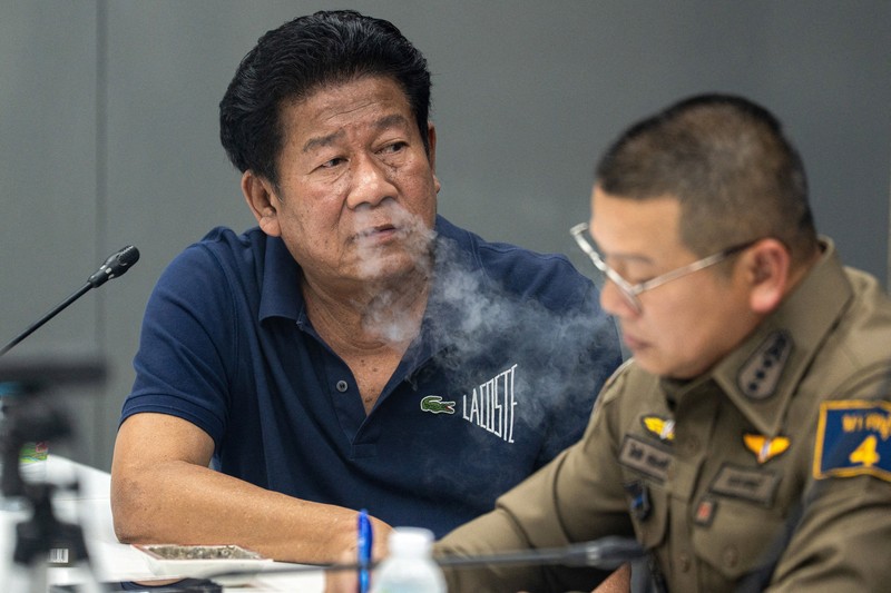Petugas memeriksa lokasi penembakan setelah mantan anggota parlemen Chalong Riewrang diduga menembak Thongchai Yenprasert, presiden Organisasi Administrasi Provinsi Nonthaburi, di provinsi Nonthaburi, Thailand, Senin (10/8/2026). (REUTERS/Arnun Chonmahatrakool)