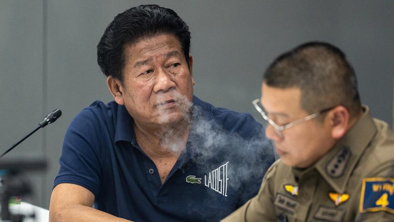 Mantan anggota parlemen Chalong Riewrang bereaksi saat diinterogasi oleh petugas polisi setelah diduga menembak dan membunuh Thongchai Yenprasert, presiden Organisasi Administrasi Provinsi Nonthaburi, di provinsi Nonthaburi, pinggiran Bangkok, Thailand, 10 Agustus 2026. (REUTERS/Arnun Chonmahatrakool)