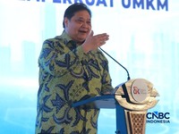 Menko Perekonomian, Airlangga Hartarto dalam acara UMKM Finance Summit 2026 dengan tema "Penguatan Akses Pembiayaan dan Ekosistem UMKM di Birawa Assembly Hall, Hotel Bidakara Jakarta, Selasa (11/8/2026). (CNBC Indonesia/Muhammad Sabki)