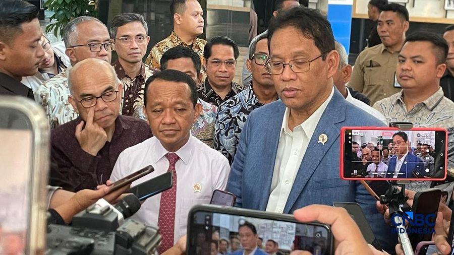 Menteri ESDM Bahlil Lahadalia dan Menteri Keuangan, Purbaya Yudhi Sadewa usai melakukan pertemuan di Kantor Kementerian Keuangan, Jakarta, Selasa (11/8/2026). (CNBC Indonesia/Firda Dwi Muliawati)