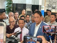 Menteri ESDM Bahlil Lahadalia dan Menteri Keuangan, Purbaya Yudhi Sadewa usai melakukan pertemuan di Kantor Kementerian Keuangan, Jakarta, Selasa (11/8/2026). (CNBC Indonesia/Firda Dwi Muliawati)