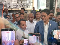 Menteri ESDM Bahlil Lahadalia dan Menteri Keuangan, Purbaya Yudhi Sadewa usai melakukan pertemuan di Kantor Kementerian Keuangan, Jakarta, Selasa (11/8/2026). (CNBC Indonesia/Firda Dwi Muliawati)