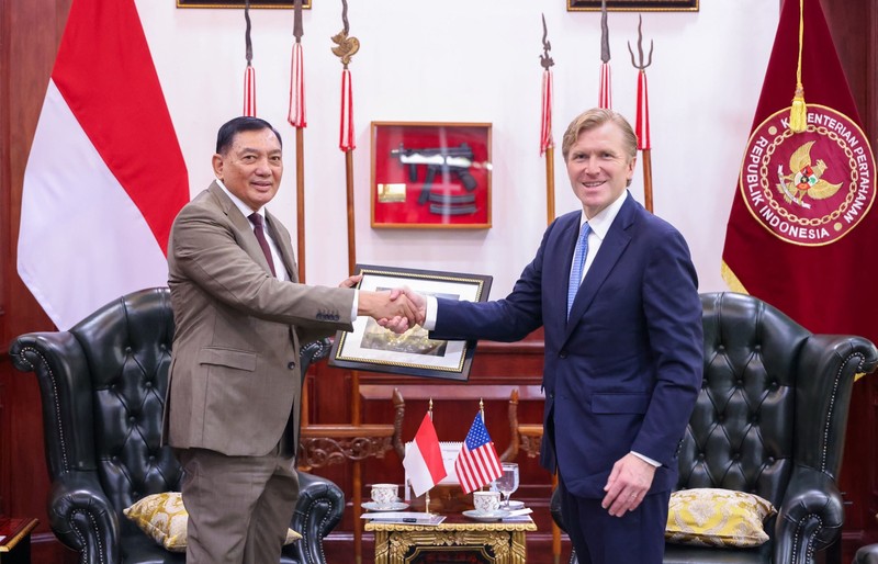 Menteri Pertahanan (Menhan) Sjafrie Sjamsoeddin menerima courtesy call sekaligus melaksanakan Round Table Discussion bersama US Under Secretary of War for Policy, H.E. Elbridge A. Colby, di Kantor Kementerian Pertahanan RI, Jakarta, Selasa (11/8/2026). (Instagram/sjafrie.sjamsoeddin)