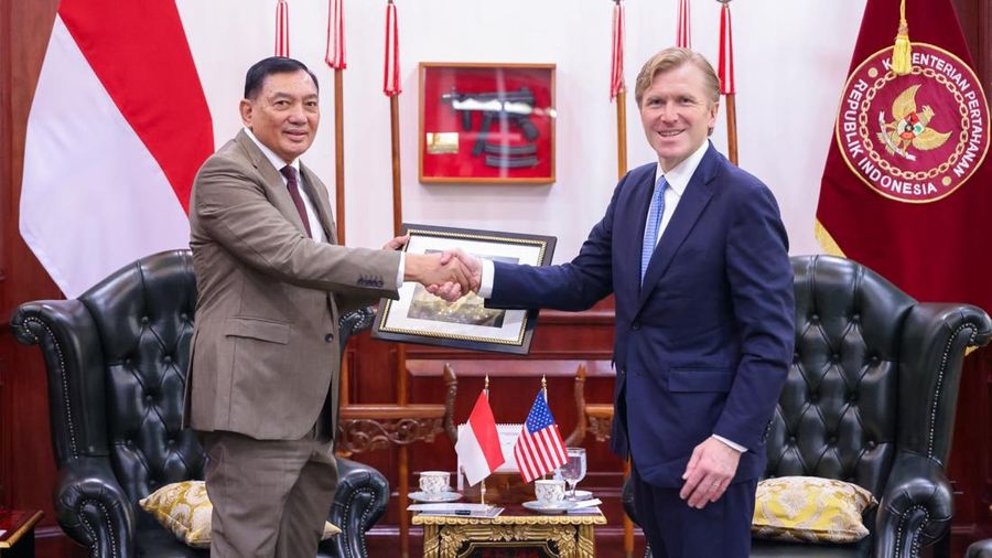 Menteri Pertahanan (Menhan) Sjafrie Sjamsoeddin menerima courtesy call sekaligus melaksanakan Round Table Discussion bersama US Under Secretary of War for Policy, H.E. Elbridge A. Colby, di Kantor Kementerian Pertahanan RI, Jakarta, Selasa (11/8/2026).