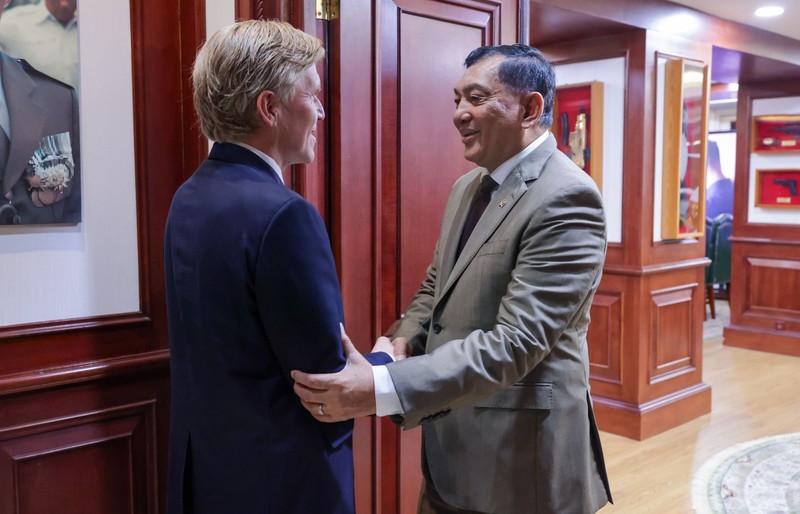 Menteri Pertahanan (Menhan) Sjafrie Sjamsoeddin menerima courtesy call sekaligus melaksanakan Round Table Discussion bersama US Under Secretary of War for Policy, H.E. Elbridge A. Colby, di Kantor Kementerian Pertahanan RI, Jakarta, Selasa (11/8/2026). (Instagram/sjafrie.sjamsoeddin)