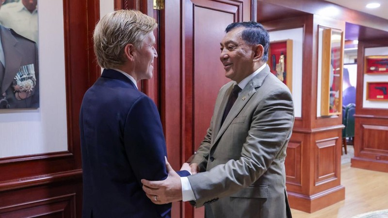 Menteri Pertahanan (Menhan) Sjafrie Sjamsoeddin menerima courtesy call sekaligus melaksanakan Round Table Discussion bersama US Under Secretary of War for Policy, H.E. Elbridge A. Colby, di Kantor Kementerian Pertahanan RI, Jakarta, Selasa (11/8/2026