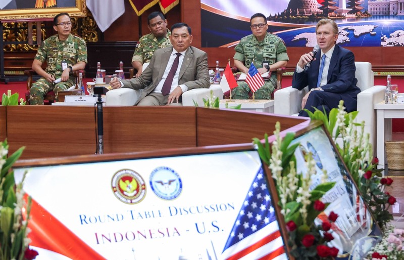 Menteri Pertahanan (Menhan) Sjafrie Sjamsoeddin menerima courtesy call sekaligus melaksanakan Round Table Discussion bersama US Under Secretary of War for Policy, H.E. Elbridge A. Colby, di Kantor Kementerian Pertahanan RI, Jakarta, Selasa (11/8/2026). (Instagram/sjafrie.sjamsoeddin)