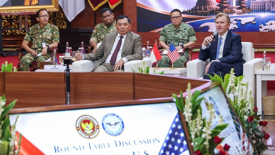 Menteri Pertahanan (Menhan) Sjafrie Sjamsoeddin menerima courtesy call sekaligus melaksanakan Round Table Discussion bersama US Under Secretary of War for Policy, H.E. Elbridge A. Colby, di Kantor Kementerian Pertahanan RI, Jakarta, Selasa (11/8/2026).