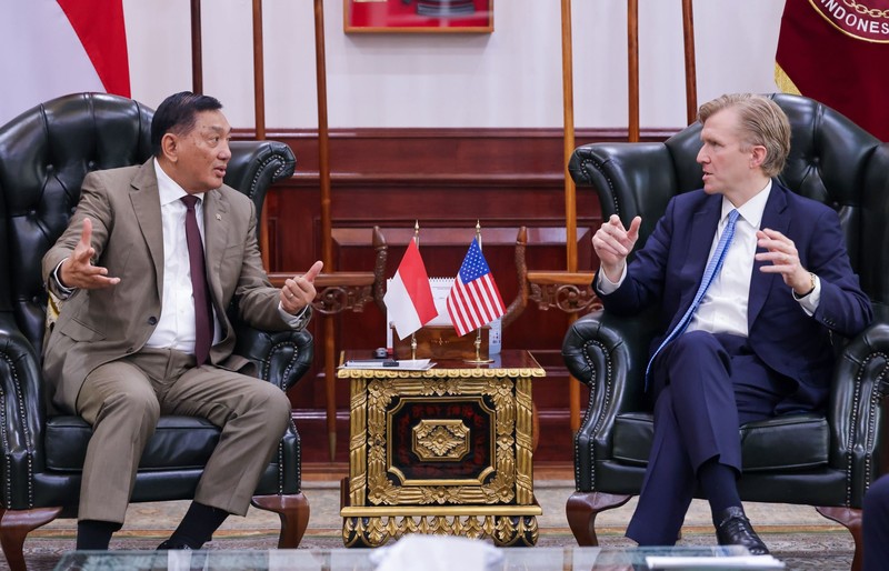 Menteri Pertahanan (Menhan) Sjafrie Sjamsoeddin menerima courtesy call sekaligus melaksanakan Round Table Discussion bersama US Under Secretary of War for Policy, H.E. Elbridge A. Colby, di Kantor Kementerian Pertahanan RI, Jakarta, Selasa (11/8/2026). (Instagram/sjafrie.sjamsoeddin)