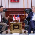 Menteri Pertahanan (Menhan) Sjafrie Sjamsoeddin menerima courtesy call sekaligus melaksanakan Round Table Discussion bersama US Under Secretary of War for Policy, H.E. Elbridge A. Colby, di Kantor Kementerian Pertahanan RI, Jakarta, Selasa (11/8/2026