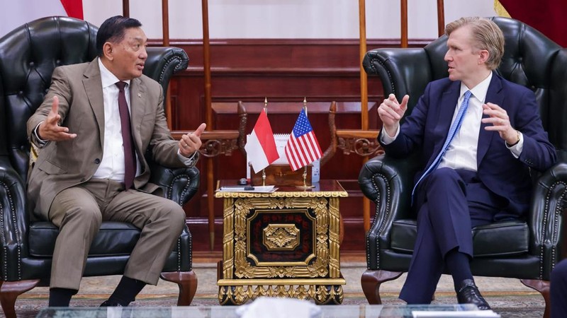 Menteri Pertahanan (Menhan) Sjafrie Sjamsoeddin menerima courtesy call sekaligus melaksanakan Round Table Discussion bersama US Under Secretary of War for Policy, H.E. Elbridge A. Colby, di Kantor Kementerian Pertahanan RI, Jakarta, Selasa (11/8/2026).