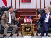Menteri Pertahanan (Menhan) Sjafrie Sjamsoeddin menerima courtesy call sekaligus melaksanakan Round Table Discussion bersama US Under Secretary of War for Policy, H.E. Elbridge A. Colby, di Kantor Kementerian Pertahanan RI, Jakarta, Selasa (11/8/2026
