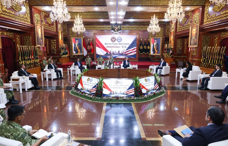 Menteri Pertahanan (Menhan) Sjafrie Sjamsoeddin menerima courtesy call sekaligus melaksanakan Round Table Discussion bersama US Under Secretary of War for Policy, H.E. Elbridge A. Colby, di Kantor Kementerian Pertahanan RI, Jakarta, Selasa (11/8/2026). (Instagram/sjafrie.sjamsoeddin)