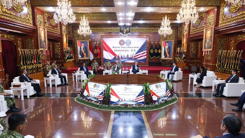 Menteri Pertahanan (Menhan) Sjafrie Sjamsoeddin menerima courtesy call sekaligus melaksanakan Round Table Discussion bersama US Under Secretary of War for Policy, H.E. Elbridge A. Colby, di Kantor Kementerian Pertahanan RI, Jakarta, Selasa (11/8/2026).