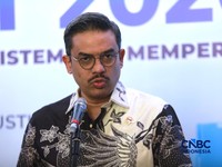 Menteri UMKM, Maman Abdurrahman saat doorstop usai acara UMKM Finance Summit 2026 dengan tema "Penguatan Akses Pembiayaan dan Ekosistem UMKM di Birawa Assembly Hall, Hotel Bidakara Jakarta, Selasa (11/8/2026). (CNBC Indonesia/Muhammad Sabki)