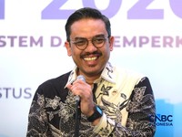 Menteri UMKM, Maman Abdurrahman saat doorstop usai acara UMKM Finance Summit 2026 dengan tema "Penguatan Akses Pembiayaan dan Ekosistem UMKM di Birawa Assembly Hall, Hotel Bidakara Jakarta, Selasa (11/8/2026). (CNBC Indonesia/Muhammad Sabki)