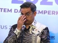 Menteri UMKM, Maman Abdurrahman saat doorstop usai acara UMKM Finance Summit 2026 dengan tema "Penguatan Akses Pembiayaan dan Ekosistem UMKM di Birawa Assembly Hall, Hotel Bidakara Jakarta, Selasa (11/8/2026). (CNBC Indonesia/Muhammad Sabki)