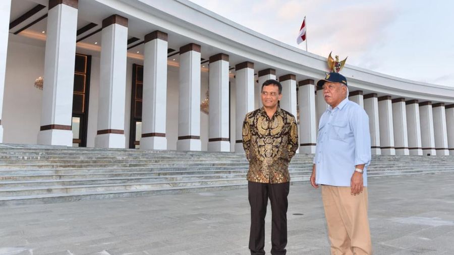 Otorita Ibu Kota Nusantara (IKN) menerima kunjungan Gubernur Jawa Tengah Ahmad Luthfi beserta jajaran Bupati dan Wakil Bupati se-Jawa Tengah dalam rangka membahas potensi kolaborasi dan peluang investasi di IKN. Audiensi yang berlangsung pada Kamis (