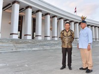 Otorita Ibu Kota Nusantara (IKN) menerima kunjungan Gubernur Jawa Tengah Ahmad Luthfi beserta jajaran Bupati dan Wakil Bupati se-Jawa Tengah dalam rangka membahas potensi kolaborasi dan peluang investasi di IKN. Audiensi yang berlangsung pada Kamis (