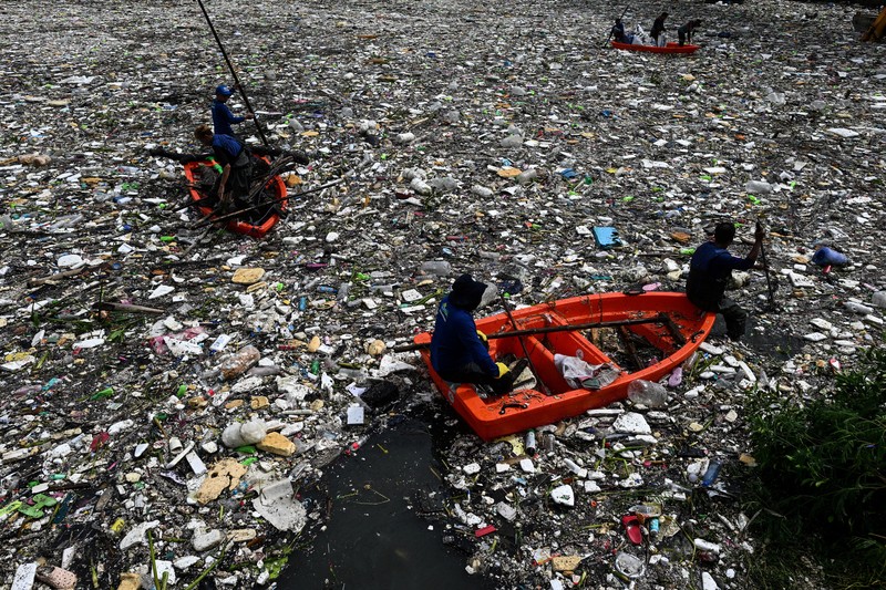Eva Mangunay, 62, bagian dari Departemen Lingkungan Hidup dan Sumber Daya Alam (DENR),