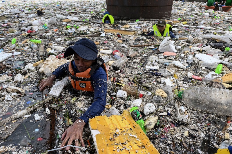 Eva Mangunay, 62, bagian dari Departemen Lingkungan Hidup dan Sumber Daya Alam (DENR),