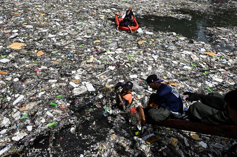 Eva Mangunay, 62, bagian dari Departemen Lingkungan Hidup dan Sumber Daya Alam (DENR),