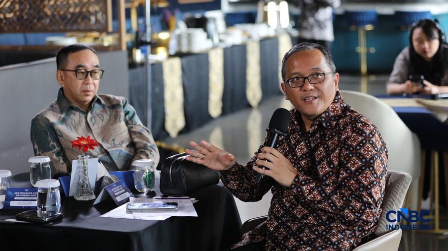 Pelaksana Tugas (Plt.) Direktur Utama PT Mandiri Utama Finance, Dapot Parasian S. Sinaga saat menyampaikan pemaparan dalam Multifinance CEO Gathering 2026 di Jakarta, Selasa (11/8/2026). (CNBC Indonesia/Tri Susilo)