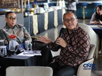 Pelaksana Tugas (Plt.) Direktur Utama PT Mandiri Utama Finance, Dapot Parasian S. Sinaga saat menyampaikan pemaparan dalam Multifinance CEO Gathering 2026 di Jakarta, Selasa (11/8/2026). (CNBC Indonesia/Tri Susilo)