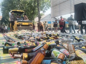 Bupati Majalengka Jadi Masinis Stoom, Lindas Ribuan Botol Miras