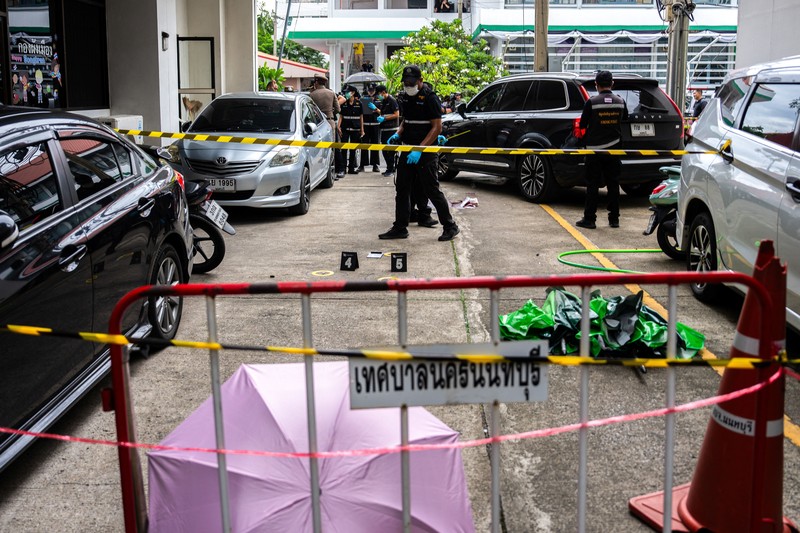 Petugas memeriksa lokasi penembakan setelah mantan anggota parlemen Chalong Riewrang diduga menembak Thongchai Yenprasert, presiden Organisasi Administrasi Provinsi Nonthaburi, di provinsi Nonthaburi, Thailand, Senin (10/8/2026). (REUTERS/Arnun Chonmahatrakool)