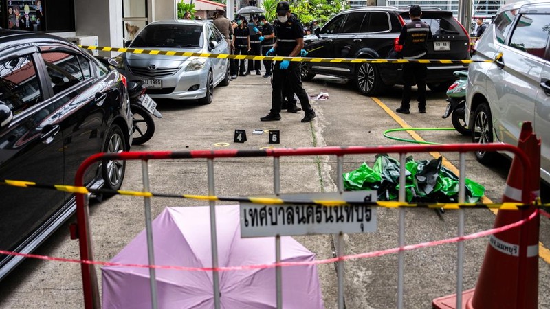 Petugas memeriksa lokasi penembakan setelah mantan anggota parlemen Chalong Riewrang diduga menembak Thongchai Yenprasert, presiden Organisasi Administrasi Provinsi Nonthaburi, di provinsi Nonthaburi, Thailand, Senin (10/8/2026). (REUTERS/Arnun Chonmahatrakool)