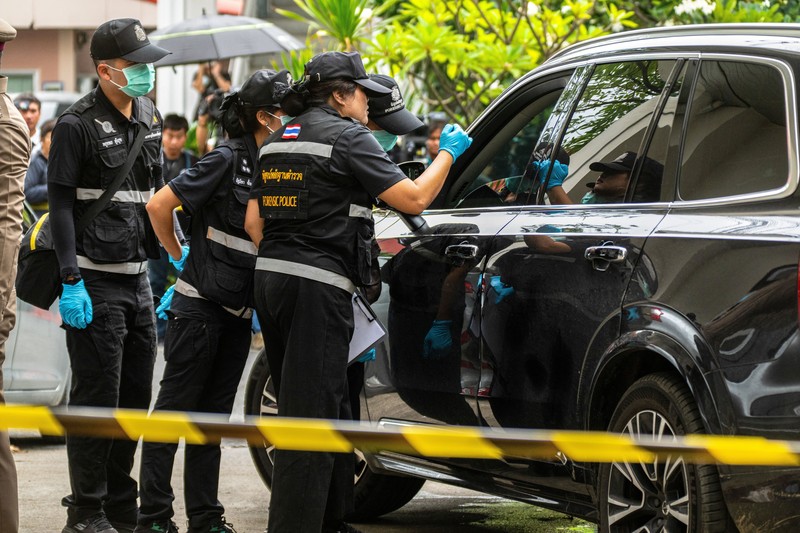 Petugas memeriksa lokasi penembakan setelah mantan anggota parlemen Chalong Riewrang diduga menembak Thongchai Yenprasert, presiden Organisasi Administrasi Provinsi Nonthaburi, di provinsi Nonthaburi, Thailand, Senin (10/8/2026). (REUTERS/Arnun Chonmahatrakool)