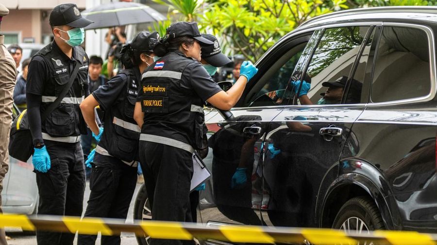 Petugas memeriksa lokasi penembakan setelah mantan anggota parlemen Chalong Riewrang diduga menembak Thongchai Yenprasert, presiden Organisasi Administrasi Provinsi Nonthaburi, di provinsi Nonthaburi, Thailand, Senin (10/8/2026). (REUTERS/Arnun Chonm