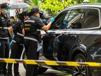 Petugas memeriksa lokasi penembakan setelah mantan anggota parlemen Chalong Riewrang diduga menembak Thongchai Yenprasert, presiden Organisasi Administrasi Provinsi Nonthaburi, di provinsi Nonthaburi, Thailand, Senin (10/8/2026). (REUTERS/Arnun Chonm