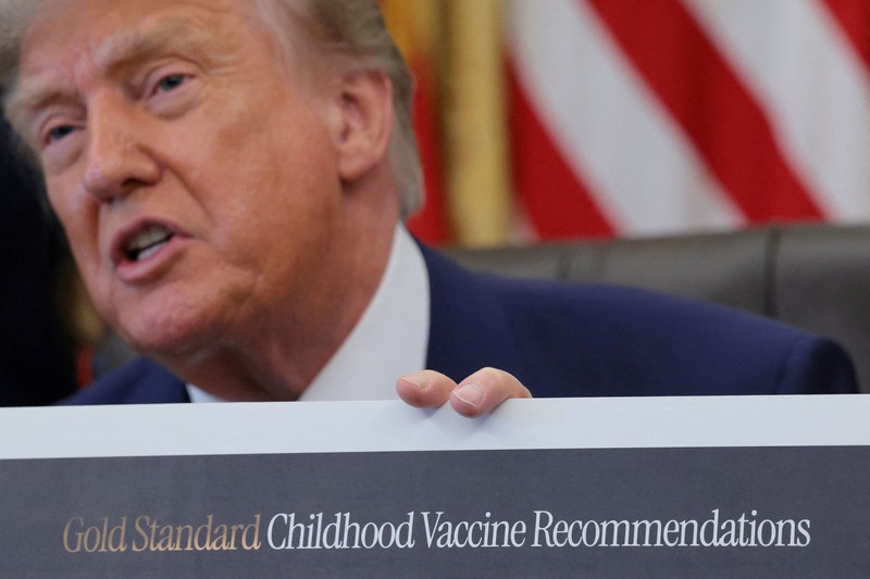 Presiden AS Donald Trump menghadiri acara penandatanganan perintah eksekutif terkait fleksibilitas vaksin, bersama Wakil Kepala Staf Gedung Putih Stephen Miller, Dr. Jay Bhattacharya, Direktur National Institutes of Health, Menteri Kesehatan dan Layanan Kemanusiaan (HHS) Robert F. Kennedy Jr., serta Jayme Leagh Franklin&mdash;pendiri dan CEO The Conservateur&mdash;di Ruang Oval Gedung Putih di Washington, D.C., AS, pada 10 Agustus 2026. (REUTERS/Kylie Cooper)