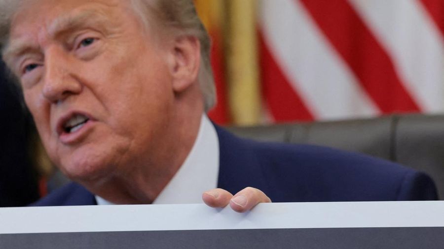 Presiden AS Donald Trump berbicara dalam acara penandatanganan perintah eksekutif terkait fleksibilitas vaksin, di Ruang Oval Gedung Putih di Washington, D.C., AS, pada 10 Agustus 2026.