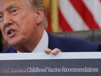 Presiden AS Donald Trump berbicara dalam acara penandatanganan perintah eksekutif terkait fleksibilitas vaksin, di Ruang Oval Gedung Putih di Washington, D.C., AS, pada 10 Agustus 2026. (REUTERS/Kylie Cooper)